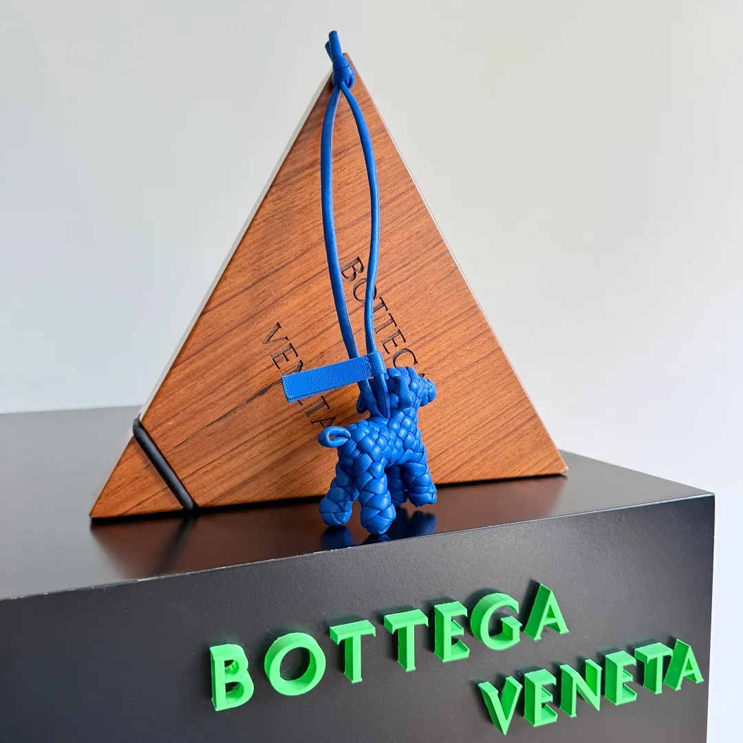 Batch 540 BOTTEGA VENETA2025 new puppy-shaped pendant braided puppy is now online😎The leather braided puppy-shaped pendant can be hung on any handbag, and it is as cute, delicate and colorful as it matches with a bag. Cute and cute, it will touch your heart at any time. It can be hung on bags or keychains. Who can resist such a cute puppy? Style number: 807068